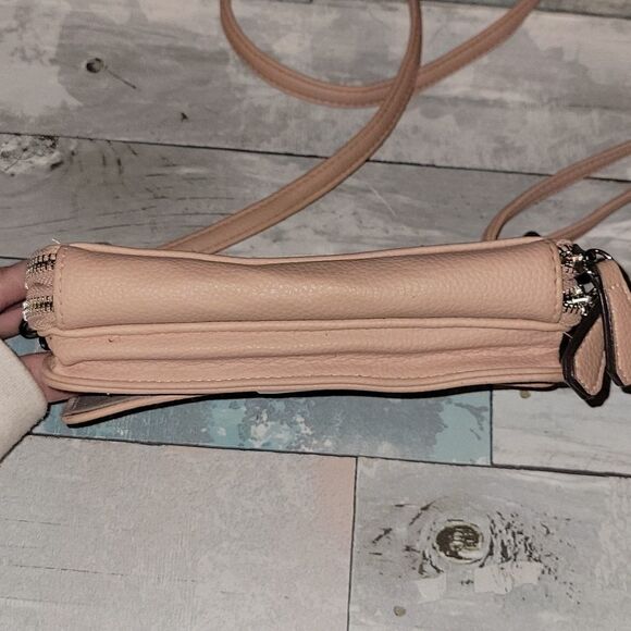 Reaction Kenneth Cole Small Cross Body Purse - Picture 4 of 7